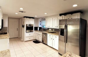 Kjøleskap, mikrobølgeovn, ovn og kokeplater