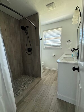Douche, sèche-cheveux, serviettes fournies, savon