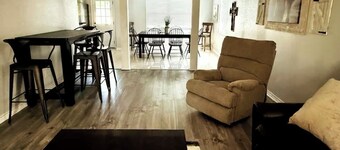 Spacious 4-bedroom house in Magnolia, Visit our mini-cow, donkeys and goats!