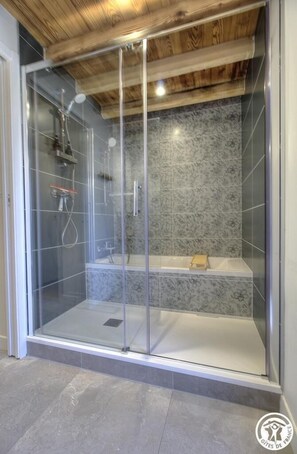 Shower, hair dryer, towels - Les Collines de la Chalaronne (DOMPIERRE SUR CHALARONNE)