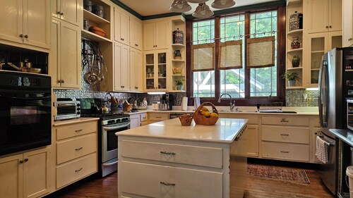 Spacious 4-bedroom house on 80 beautiful acres in Greensboro