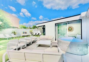 Terrace/patio - Villa Lille Métropole, near old Lille, golf courses. sleeps 9 & garden (Mons-en-Barœul)