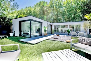 Terrace/patio - Villa Lille Métropole, near old Lille, golf courses. sleeps 9 & garden (Mons-en-Barœul)