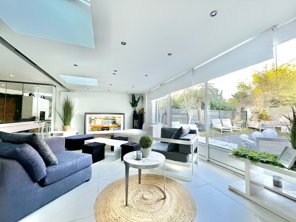 Living area - Villa Lille Métropole, near old Lille, golf courses. sleeps 9 & garden (Mons-en-Barœul)