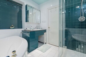 Dusche, Whirlpool, Haartrockner, Handtücher