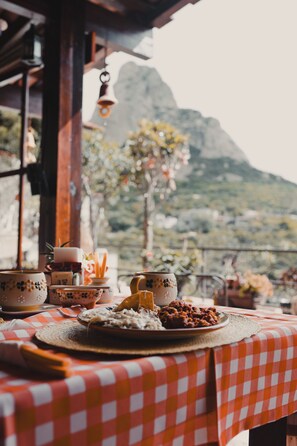 Frokost med lokale retter er inkludert hver dag