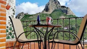 Habitación superior, balcón, vista a la montaña | Balcón