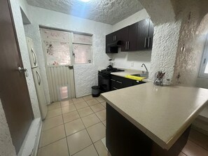 Réfrigérateur, micro-ondes, cafetière/bouilloire, blender