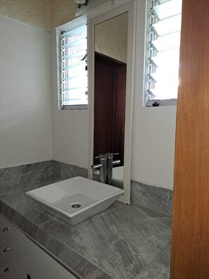 Toalhas de banho, sabonete, papel higiênico 