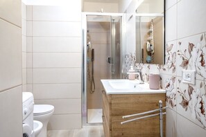 Shower, bidet, towels - M407 - Marcelli, three-room apartment directly on the sea (Marcelli)