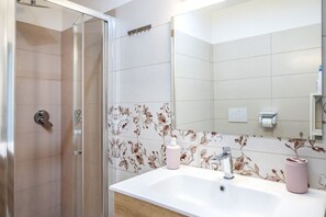 Shower, bidet, towels - M407 - Marcelli, three-room apartment directly on the sea (Marcelli)