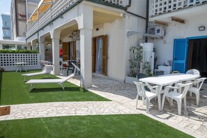 Outdoor dining - M407 - Marcelli, three-room apartment directly on the sea (Marcelli)