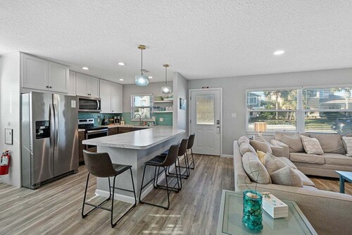 Entire Home-Pet Friendly-Large Fenced Yard-Sleeps 14