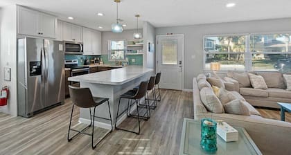 Entire Home-Pet Friendly-Large Fenced Yard-Sleeps 14