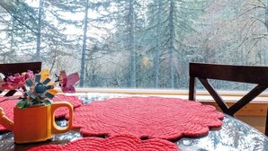 A table with a red placemat and a yellow mug with a flower arrangement. - The Mountain House- ultra quiet, secluded (Corvallis)