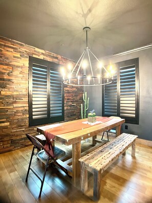 Dining - ⭐️⭐️⭐️⭐️⭐️5 Star🌵Guest Favorite with Heated Lazy River Pool☀️Rooftop  Observation Deck (Joshua Tree)