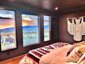3 bedrooms, iron/ironing board, free WiFi, bed sheets - ⭐️⭐️⭐️⭐️⭐️5 Star🌵Guest Favorite with Heated Lazy River Pool☀️Rooftop  Observation Deck (Joshua Tree)