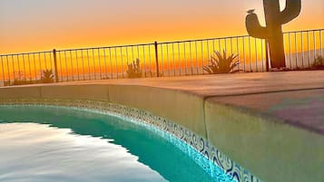 Piscina a l'aire lliure i piscina climatitzada