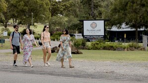 A sign for Palmers Lane Estate with a gravel path and greenery in the background. - Palmers Lane Estate 3BR Cabin. Modern facilities. For up to 7 plus shared pool (Pokolbin)