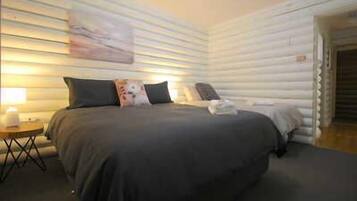 3 bedrooms, iron/ironing board, internet, bed sheets