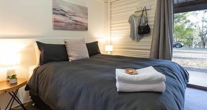 Secluded 3BR Cabin in Palmers Lane Estate with Pool, Tennis, walk to Cellardoors