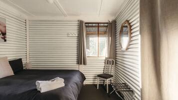 3 bedrooms, iron/ironing board, internet, bed sheets