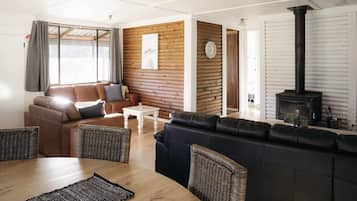 Televisie, een open haard en een stereo