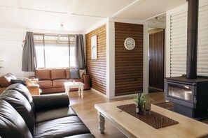 Una televisión, una chimenea, un reproductor estéreo