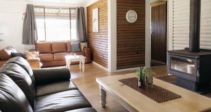 Secluded 5BR House @ Palmers Lane Estate with Pool, Tennis, walk to Cellardoors