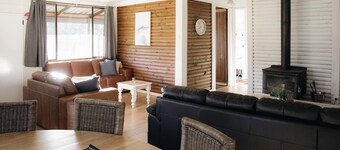 Secluded 5BR House @ Palmers Lane Estate with Pool, Tennis, walk to Cellardoors