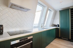 Kühlschrank, Mikrowelle, Ofen, Geschirrspüler