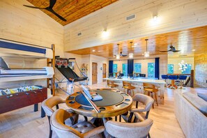 Games room - New-Sleeps 30-Pool-Pond-Kayaks-Golf-Spa-BBall-Poker-Ping Pong-Skeeball-ATVs (Broken Bow)