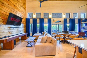 Smart TV, fireplace, video games, table football - New-Sleeps 30-Pool-Pond-Kayaks-Golf-Spa-BBall-Poker-Ping Pong-Skeeball-ATVs (Broken Bow)