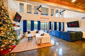 Lobby - New-Sleeps 30-Pool-Pond-Kayaks-Golf-Spa-BBall-Poker-Ping Pong-Skeeball-ATVs (Broken Bow)