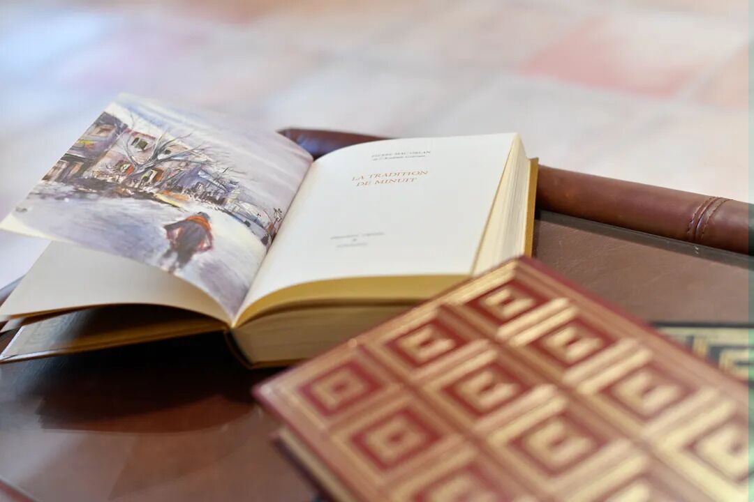 Un libro aperto con una fotografia a sinistra e del testo a destra.