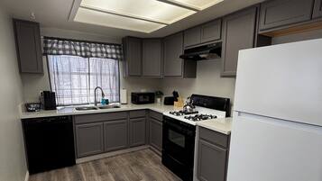 Een microgolfoven, een oven, een kookplaat