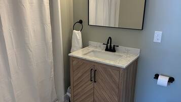 Bruser, hårtørrer, håndklæder, Toiletpapir