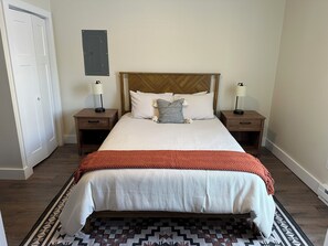 2 عدّة غرف نوم ومكواة/لوح كي وواي فاي وملاءات أسرّة