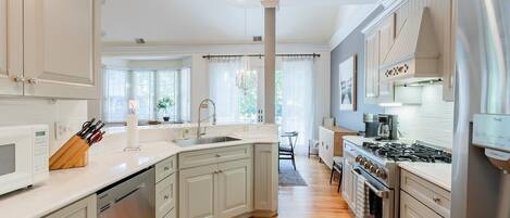 Jääkaappi, mikroaaltouuni, uuni, liesi