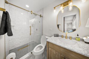 Shower, hair dryer, towels, soap - Ultimate Vacation Spot: Pool, Mini Golf & Hammock! (Tampa)