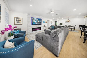 Smart TV, fireplace, books, video library - Ultimate Vacation Spot: Pool, Mini Golf & Hammock! (Tampa)