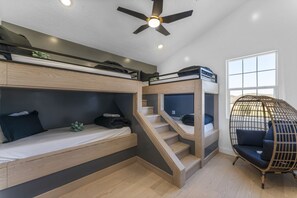 5 slaapkamers, een strijkplank/strijkijzer, reisbedje, gratis wifi