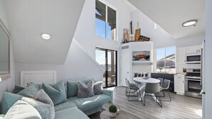 Un apartamento moderno estilo loft con sala de estar, comedor y cocina.