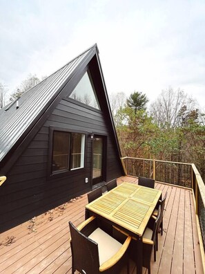 Outdoor dining - The Coop: NEW A-frame w/ Hot Tub + Fire Pit + Loft. Pet Friendly! (Flat Rock)
