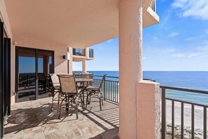 Outdoor dining - Seachase 1105W | Beachfront | Splash Pad, Pools, Saunas, Hot Tub | My Beach Getaways (Orange Beach)