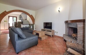 TV, fireplace - Cozy home in Fauglia with WiFi (Fauglia)