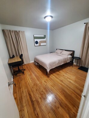 3 bedrooms, desk, iron/ironing board, free WiFi - Cozy 3-bedroom Home with WiFi & Parking in Detroit (Detroit)