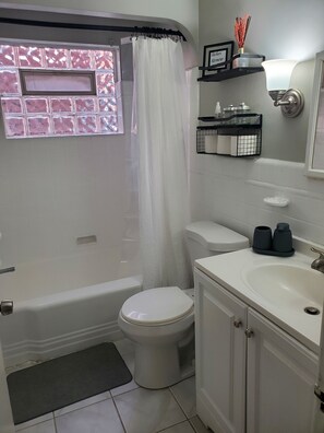 Towels, soap, toilet paper - Cozy 3-bedroom Home with WiFi & Parking in Detroit (Detroit)