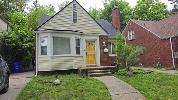 Exterior - Cozy 3-bedroom Home with WiFi & Parking in Detroit (Detroit)