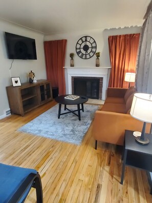Smart TV - Cozy 3-bedroom Home with WiFi & Parking in Detroit (Detroit)